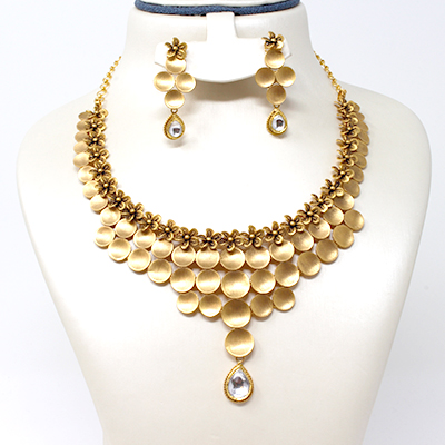 Explore the exclusive collection of necklace, ear rings, bangles, rings from Indus jewellers Dubai